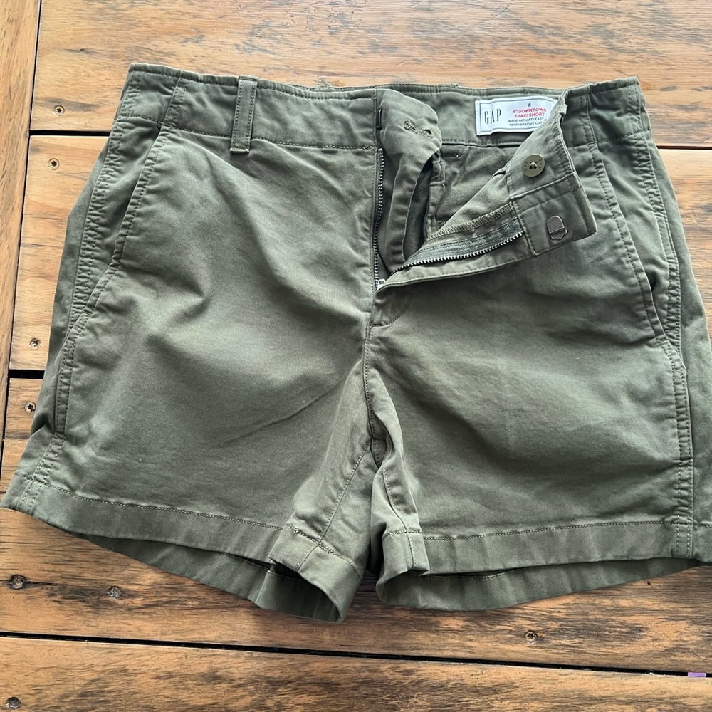 GAP Women's Cargo Shorts in Olive